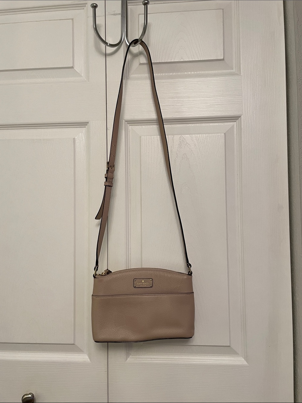 Kate Spade TAUPE Leather Crossbody Purse with Adjustable Strap Great Condition